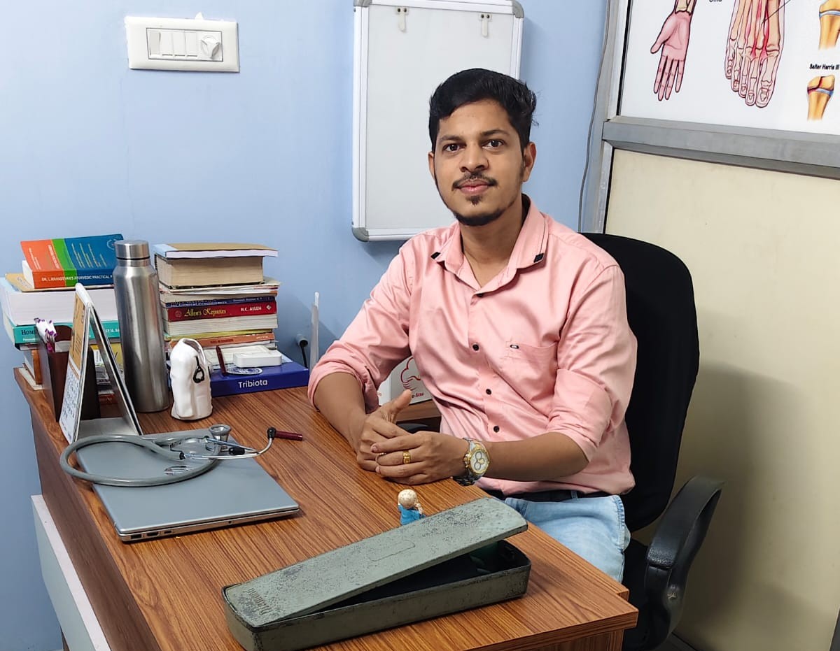 Experienced doctor at Vasantha Clinic consulting a patient